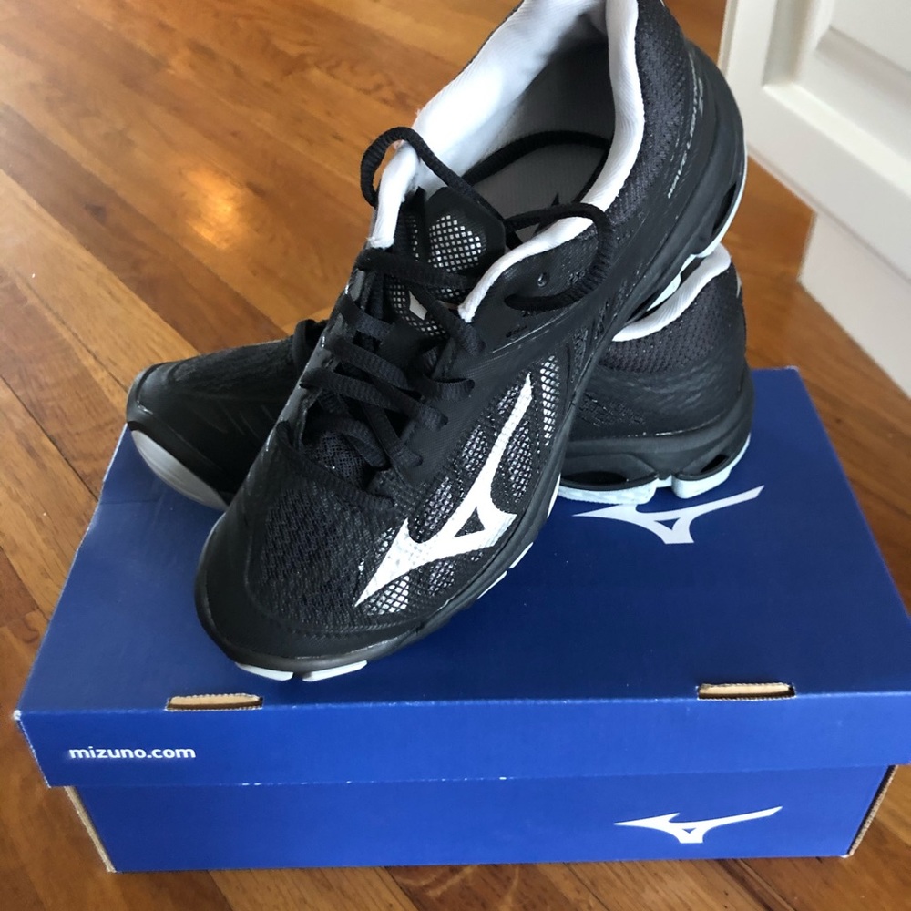 Mazuno Volleyball Shoes - Brand New never worn